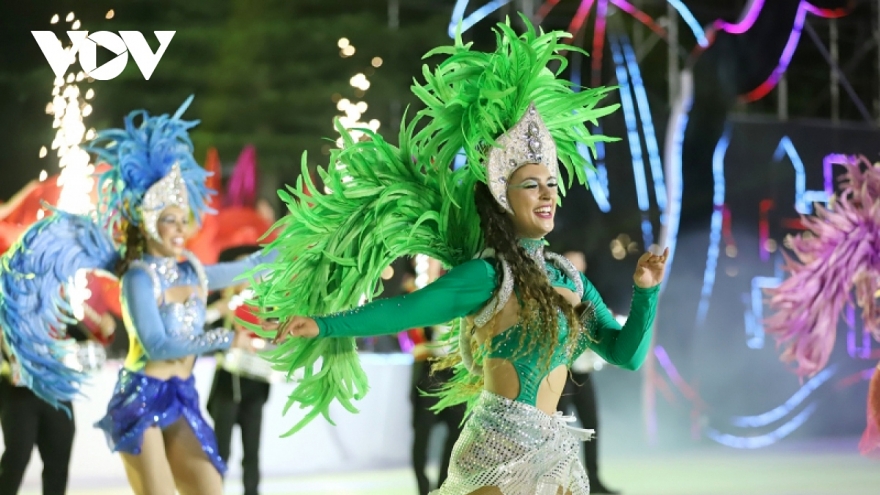 Thousands revel in dances of five continents at Carnival Ha Long 2023